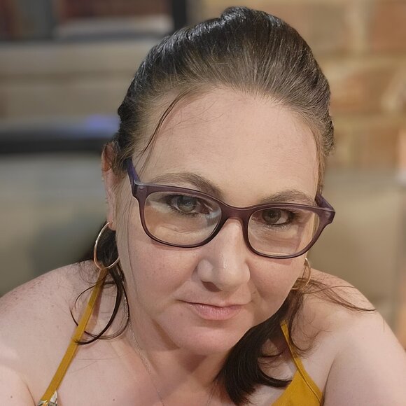 Meet your Posher, Belinda - Picture 1 of 2